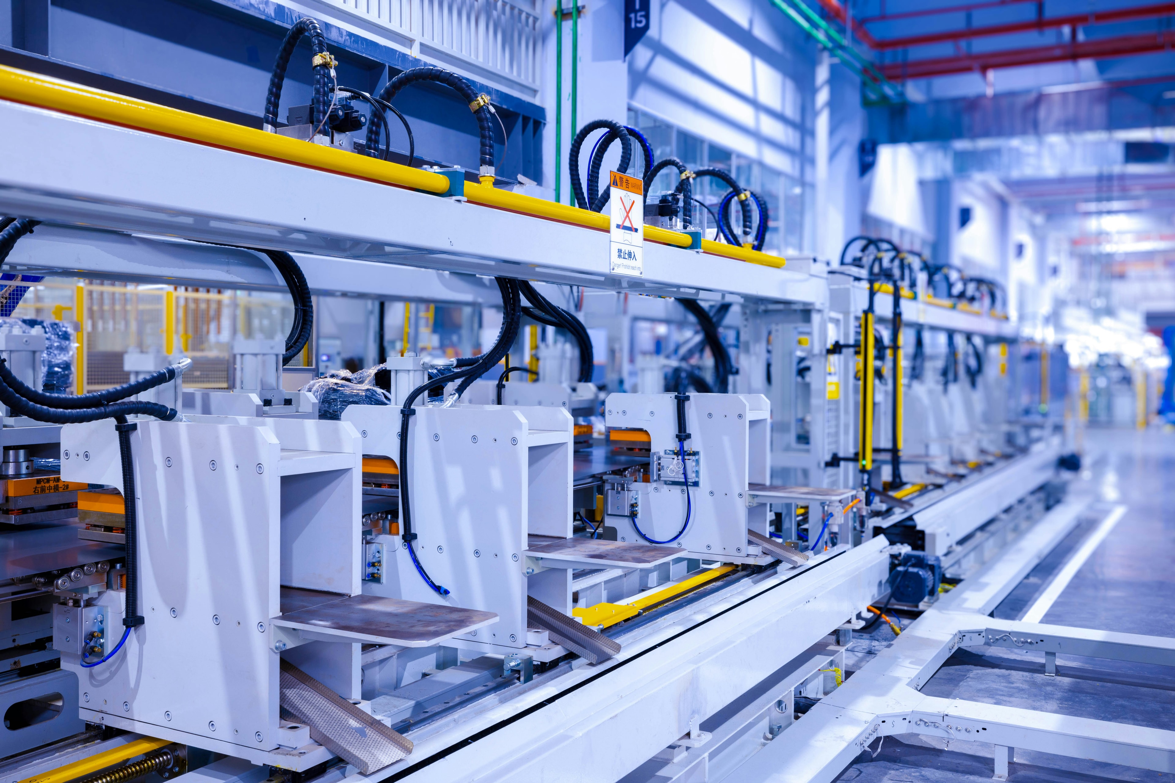 Equipos y línea de producción dentro de una planta industrial