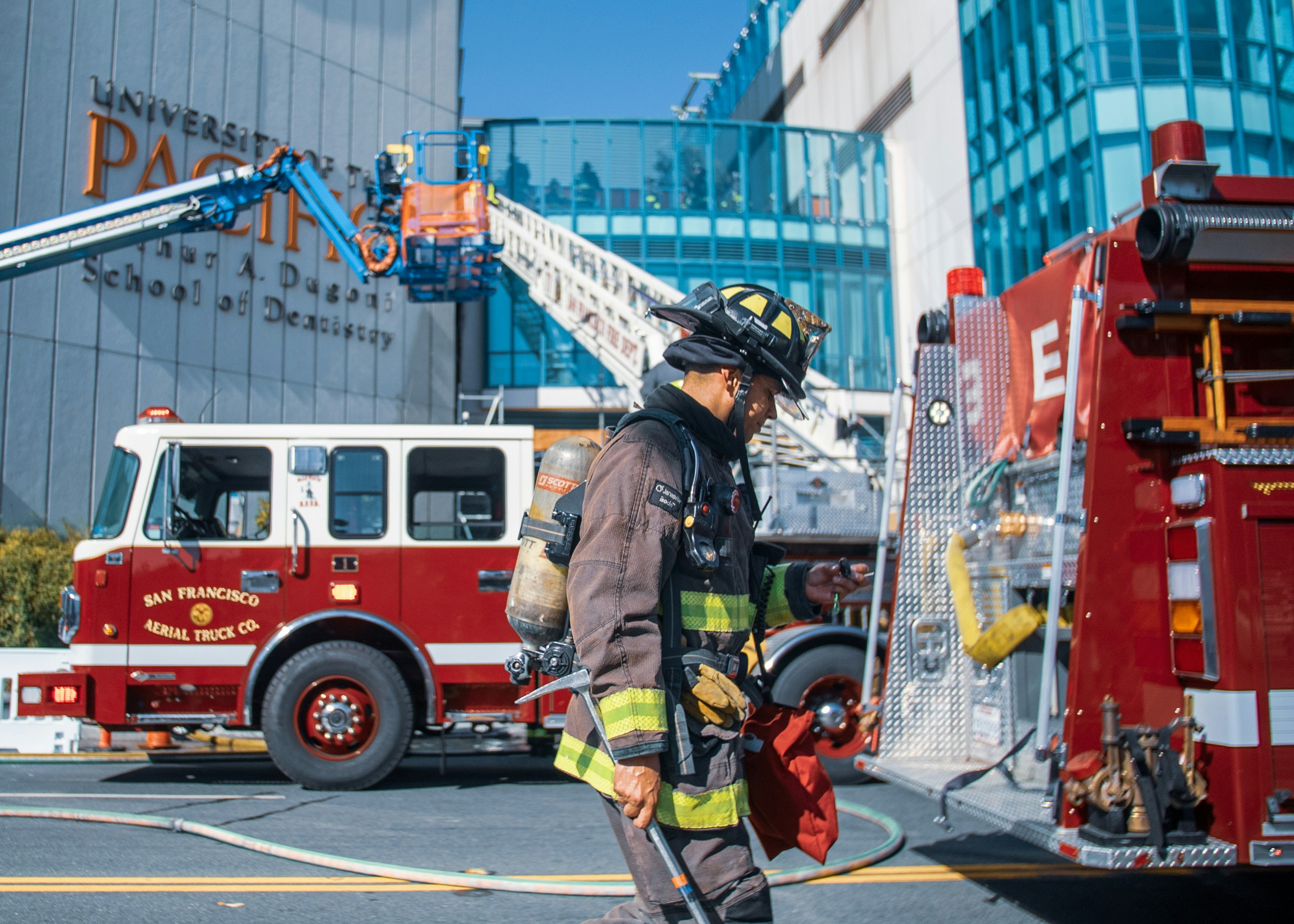 Bomberos preparando recursos junto a unidades de respuesta